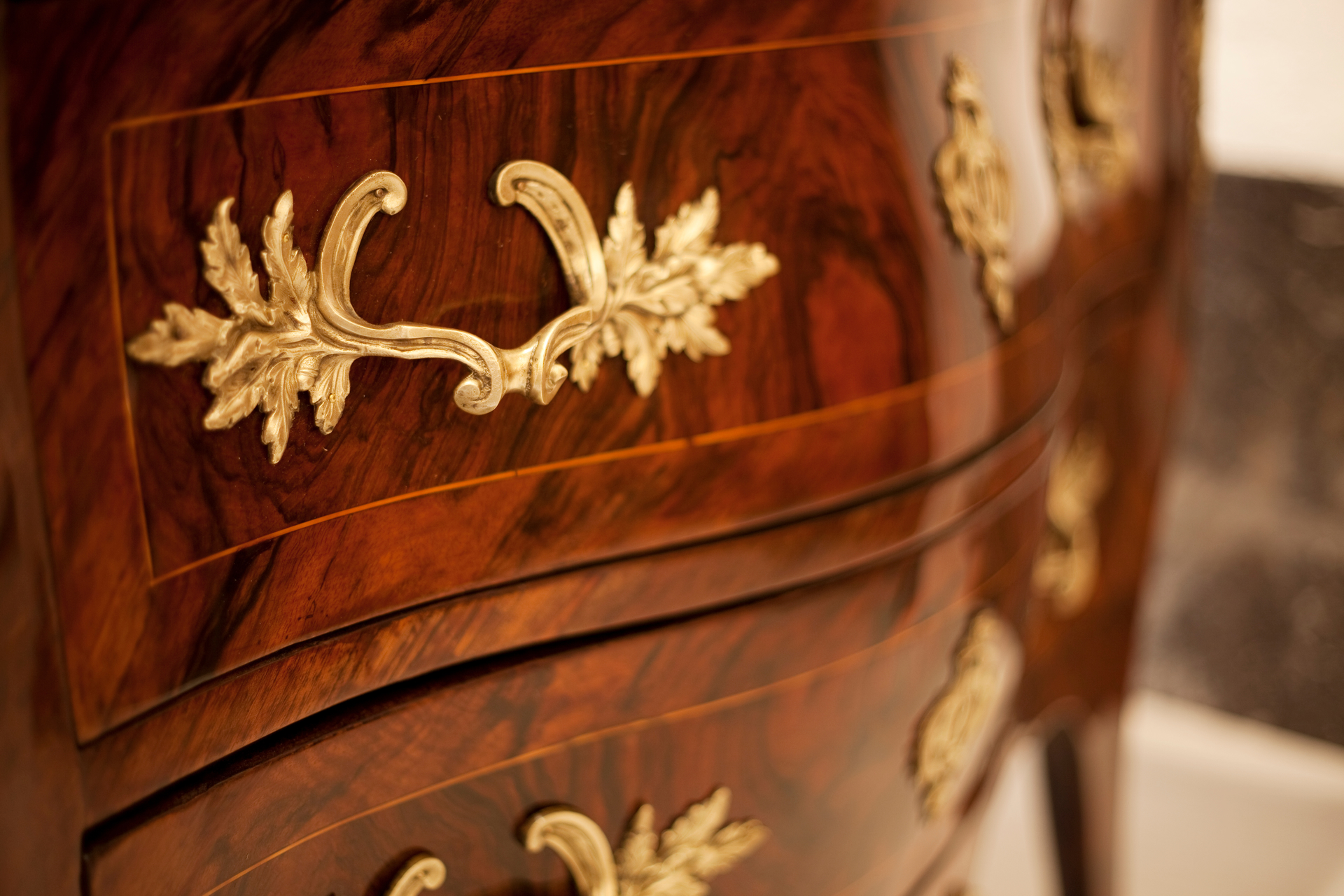 Commode dorée